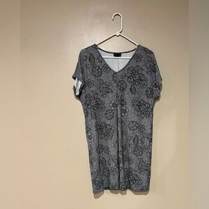 J Jill Wearever black & white pleated stretch rayon floral print v-neck dress SP